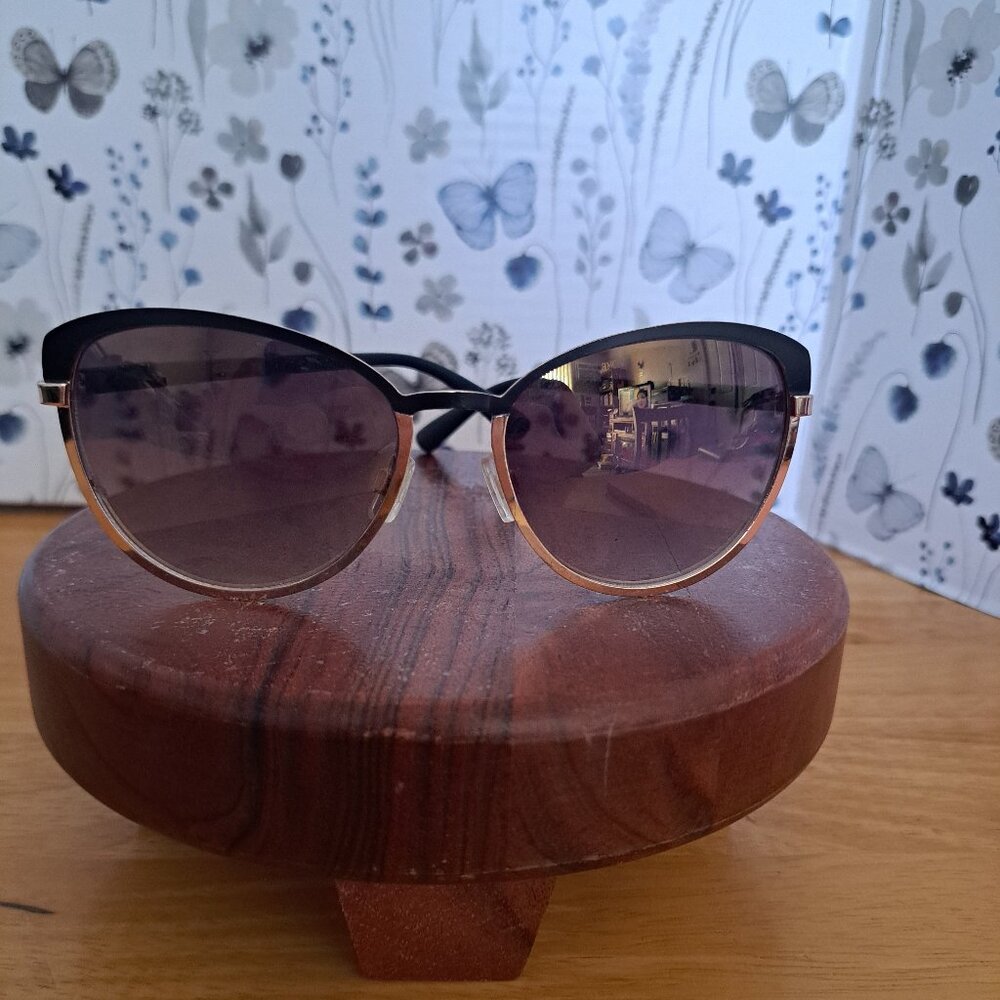 Jessica Simpson black/gold cat eye sunglasses